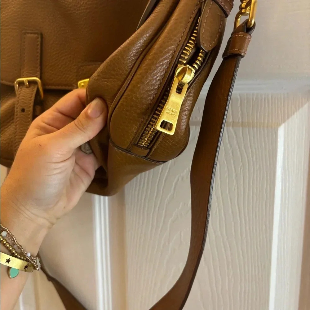 PRADA 
Vitello Daino Push Lock Messenger Bag Noisette - Picture 8 of 14